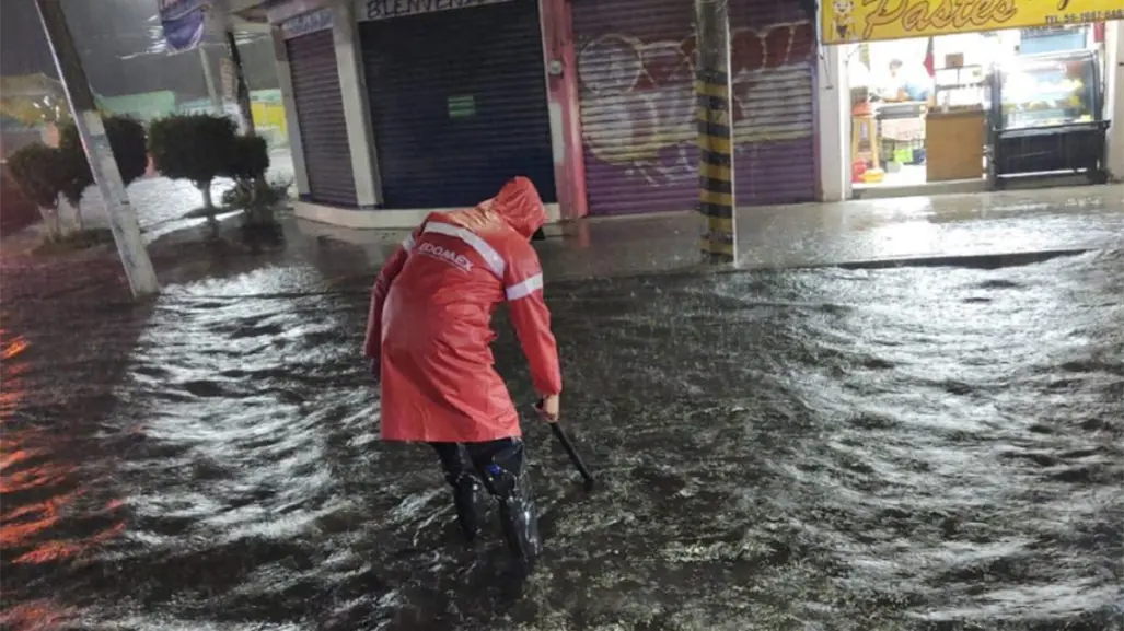 Afectaciones por fuertes lluvias en algunos municipios del Edomex: drenajes colapsados y calles encharcadas