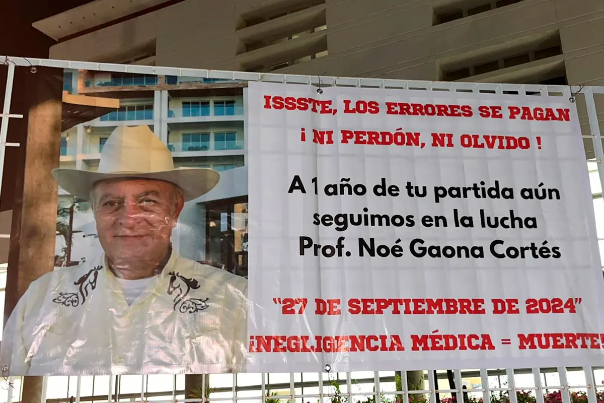 Una pancarta en el ISSSTE El Conchalito en La Paz recuerda el dolor de los familiares del profesor Noé Gaona, quien, aseguran, fue víctima de negligencia médica. Foto: Cortesía.