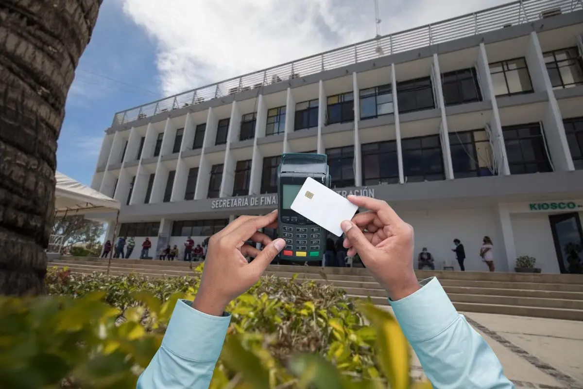 Regulariza tu vehículo pagando la revista de forma presencial en cualquiera de las oficinas recaudadoras del estado. Foto: Secretaría de Finanzas y Administración de Baja California Sur | Foto: Biblioteca Canva