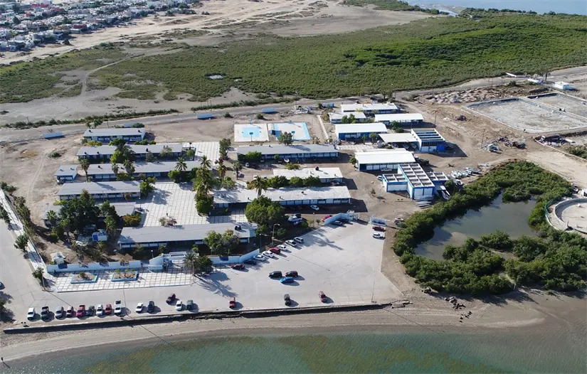 imagen recuadro Andadores, bancas y alumbrado del plantel fueron mejorados como parte de la inversión. Foto: CETMAR La Paz