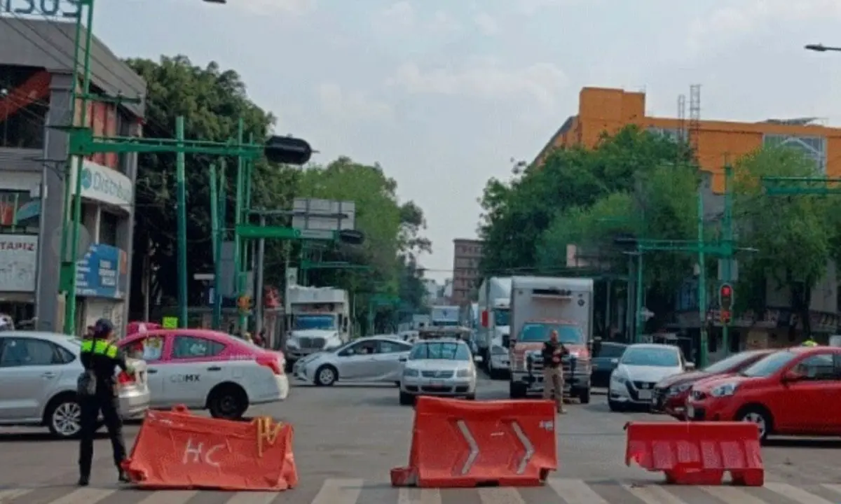 Bloqueo vial en CDMX.   Foto: (@OVIALCDMX)