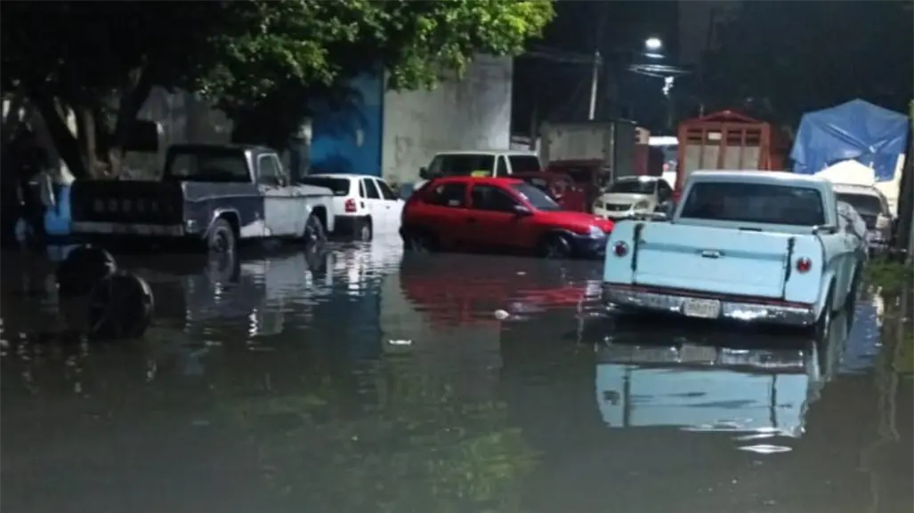 VIDEO | Lluvias intensas inundan calles y hospitales en Los Reyes La Paz y Nezahualcóyotl