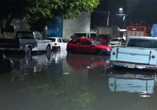 VIDEO | Lluvias intensas inundan calles y hospitales en Los Reyes La Paz y Nezahualcóyotl