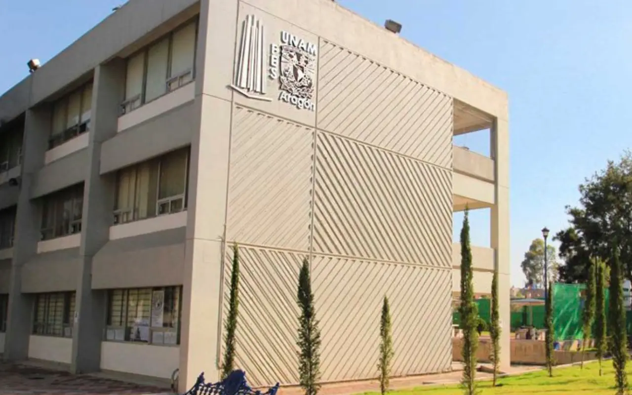 Escuela Nacional de Estudios Profesionales Aragón. Foto: X/ @UNAM_MX (Canva)