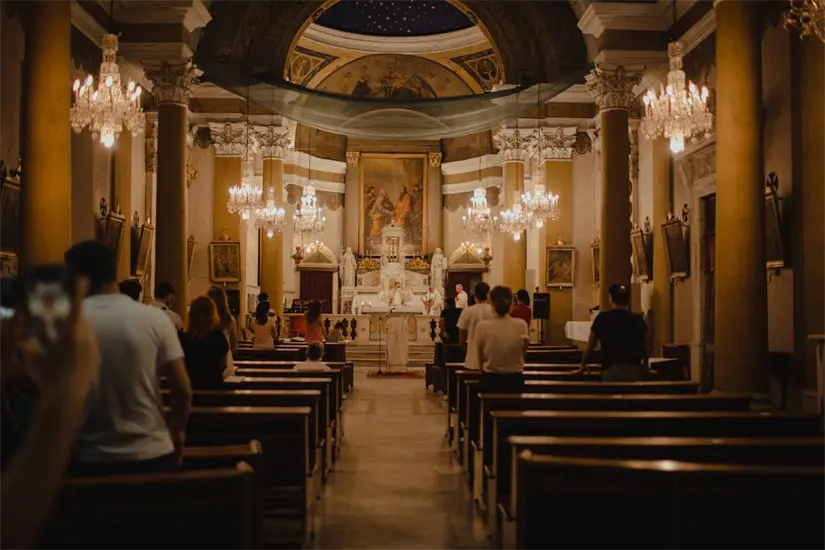 Los atardeceres en la capilla son famosos por los susurros y luces que cuentan su propia historia. Foto: Biblioteca Canva