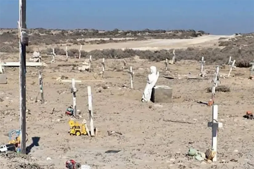 Aunque el tiempo ha borrado nombres, los juguetes y peluches siguen contando la historia de estos niños. Foto: Facebook / San Quintín Mas Cerca De Ti