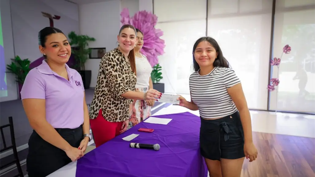 Entrega DIF Tamaulipas beca "Tamaulipas te agradece" a estudiantes