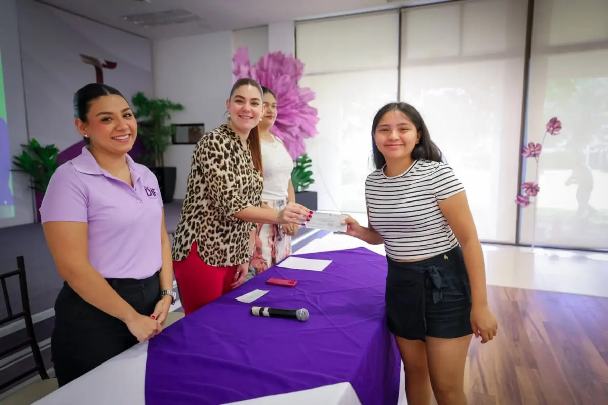 DIF Tamaulipas entrega beca a 200 jóvenes de 39 municipios de Tamaulipas | Foto: DIF