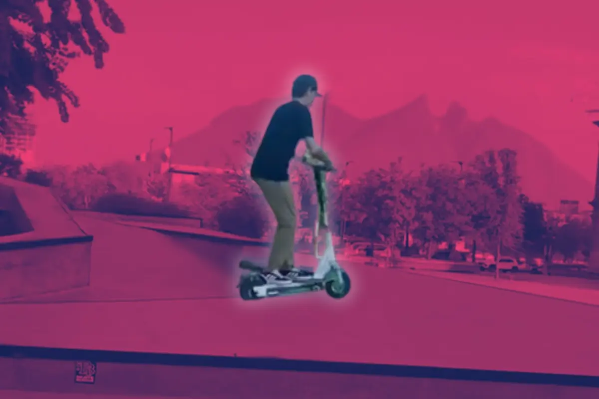 Un joven en un scooter eléctrico. Foto: Canva