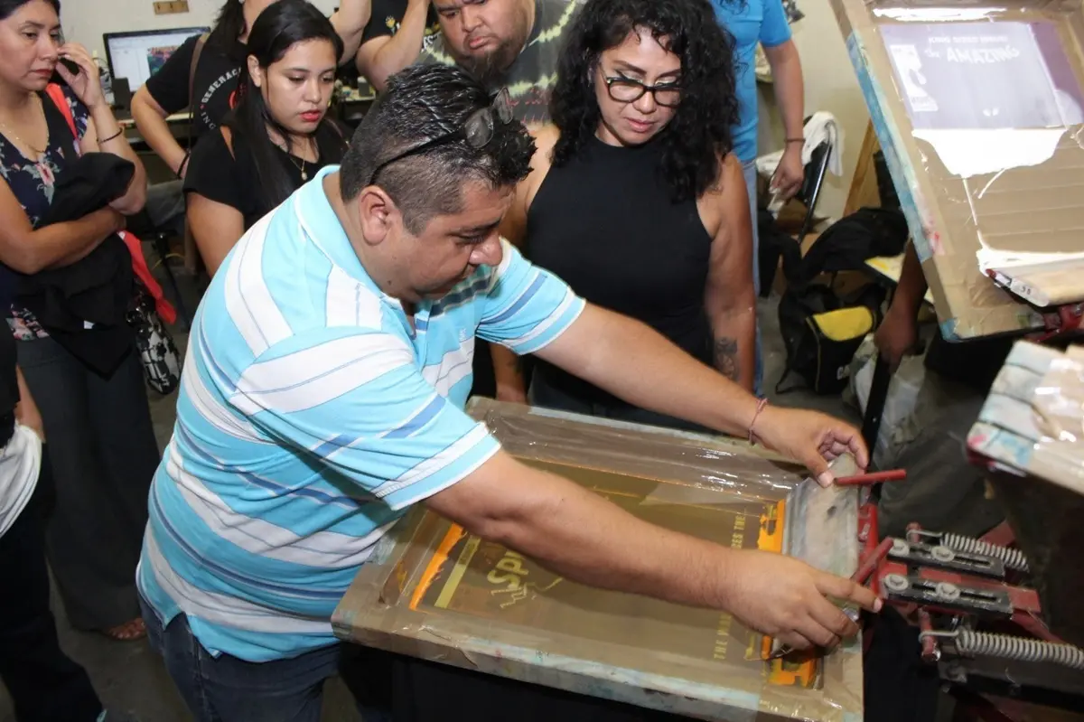 Una persona participa en los cursos de serigrafía impartidos por la Secretaría de Igualdad e Inclusión de Nuevo León en los Centros Comunitarios. Foto: Gobierno de Nuevo León