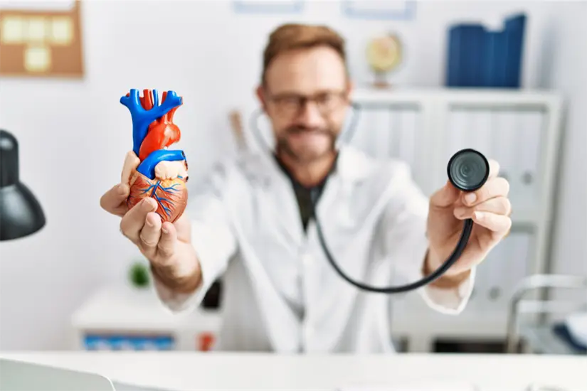 Las autoridades aseguraron que la reducción se debe a la infraestructura hospitalaria, equipamiento avanzado y la capacitación constante de los profesionales de salud. Foto: Freepik 