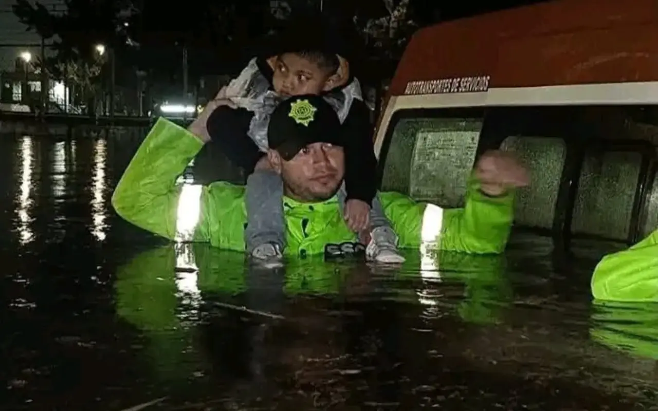 Lluvias dejan encharcamientos en varias cuadras de Neza. Foto: X/ @20PeterMel (Canva)