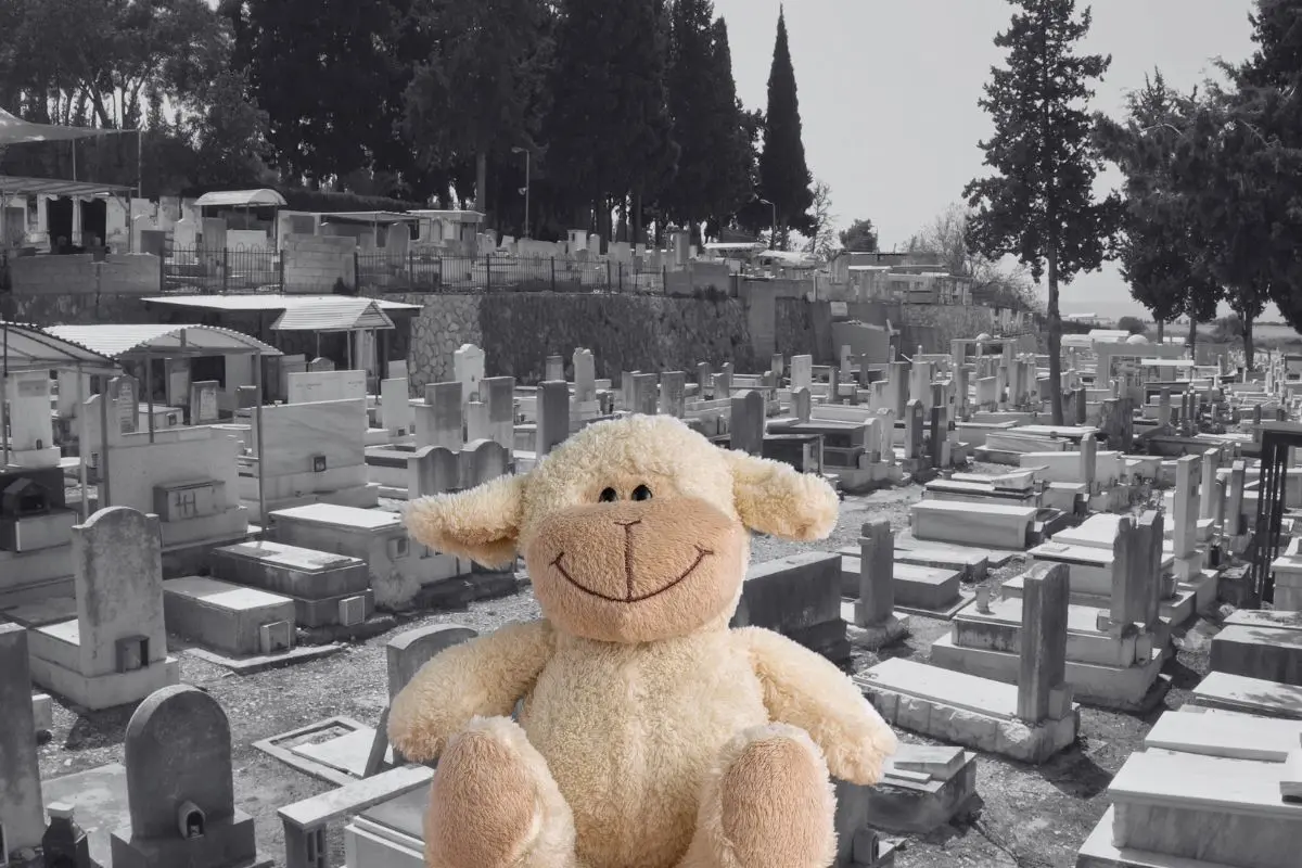 Cruces blancas y juguetes marcan las tumbas de los pequeños que descansan aquí. Foto: Biblioteca Canva