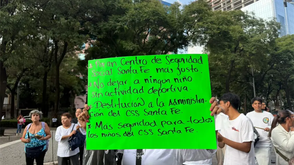 Manifestantes bloquean Paseo de la Reforma por denuncias de corrupción en el IMSS