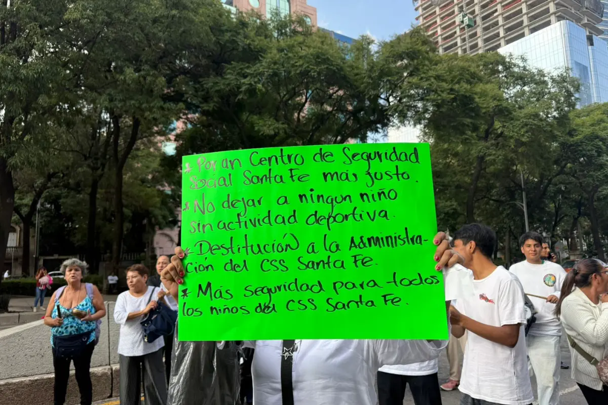 Manifestantes bloquean Paseo de la Reforma. Foto: Luis Antonio Alfaro
