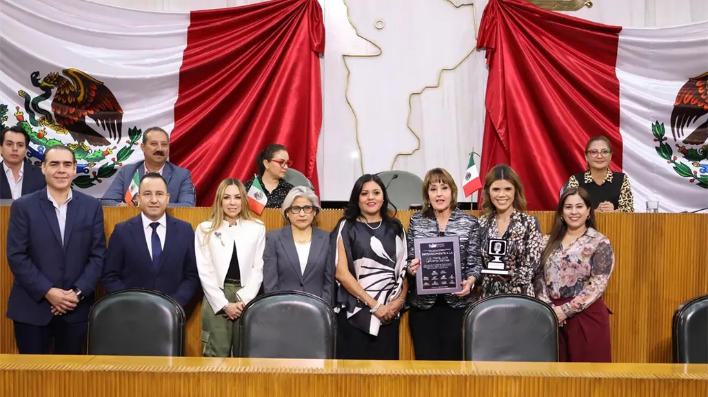 María Julia Lafuente recibe reconocimiento del Congreso de Nuevo León por 48 años de trayectoria