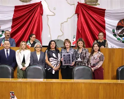 María Julia Lafuente recibe reconocimiento del Congreso de Nuevo León por 48 años de trayectoria