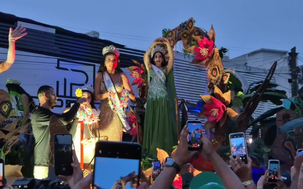 Fátima Bosch en carro alegórica. Foto. Armando de la Rosa