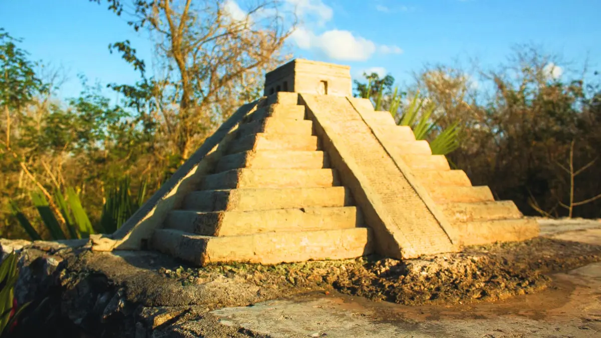 La réplica miniatura de la pirámide de Chichén Itzá fue construida en los años 80 Foto: Quinta Haaltunhá