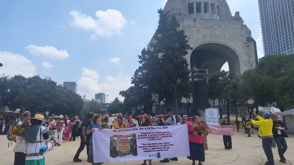 Parteras tradicionales marchan en CDMX contra norma de la Secretaría de Salud que limita su trabajo