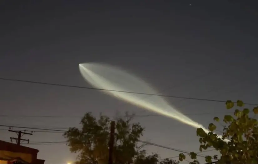 Starlink en camino: los satélites viajando al espacio desde California a bordo del Falcon 9. Foto: Facebook / CaboNoticias Bcs
