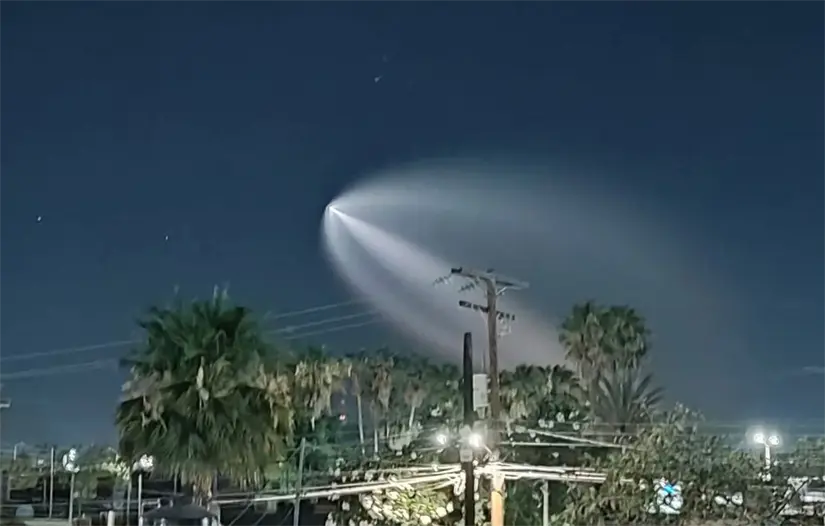 Decenas de personas capturaron con sus celulares la brillante estela del cohete de SpaceX. Foto: Facebook / CaboNoticias Bcs