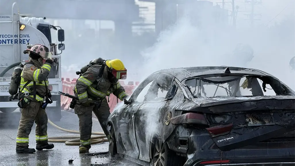 Se incendia automóvil en carriles exprés de avenida Constitución, en Monterrey