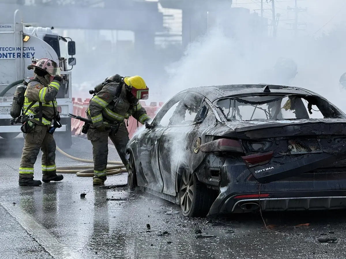 Elementos de Protección Civil Monterrey Bomberos Nuevo León brindaron apoyo para extinguir fuego en un vehículo sobre los carriles exprés de avenida Constitución. Foto: Protección Civil Monterrey
