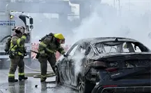 Se incendia automóvil en carriles exprés de avenida Constitución, en Monterrey