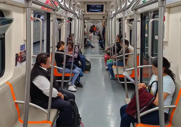 VIDEO | Mujeres en vagón exclusivo CDMX enfrentan a usuaria que bajó a padre extranjero con hijos