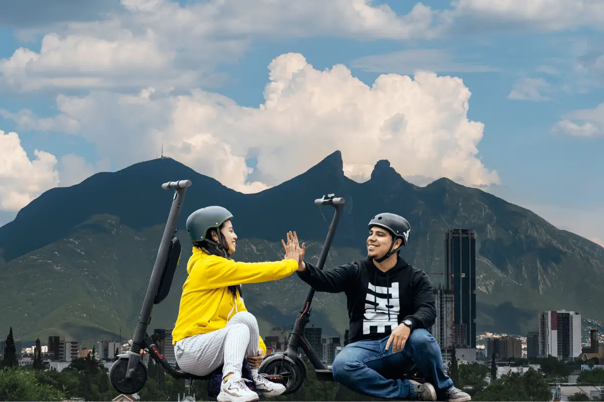 Se busca integrar los scooters y bicicletas eléctricas como una herramienta complementaria al transporte urbano. Foto: Canva.
