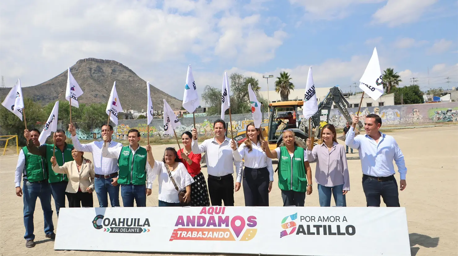 El alcalde Javier Díaz en el arranque de la obra. (Fotografía: Luz Elena Morales)