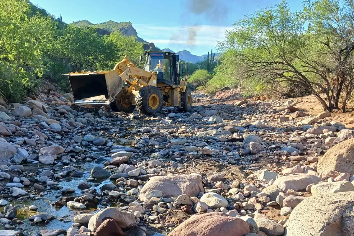 Con maquinaria pesada, la Junta Estatal de Caminos se dispone a despejar los caminos afectados por los ciclones Lorena y Mario. Foto: JEC.