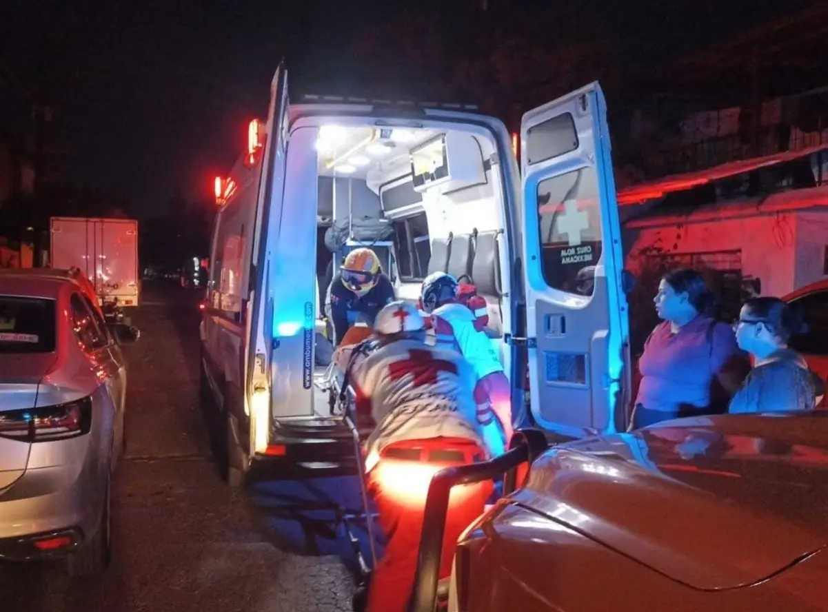 Tras el rescate, fue trasladado a un centro médico con quemaduras en diferentes partes del cuerpo. Foto: Protección Civil de Nuevo León.