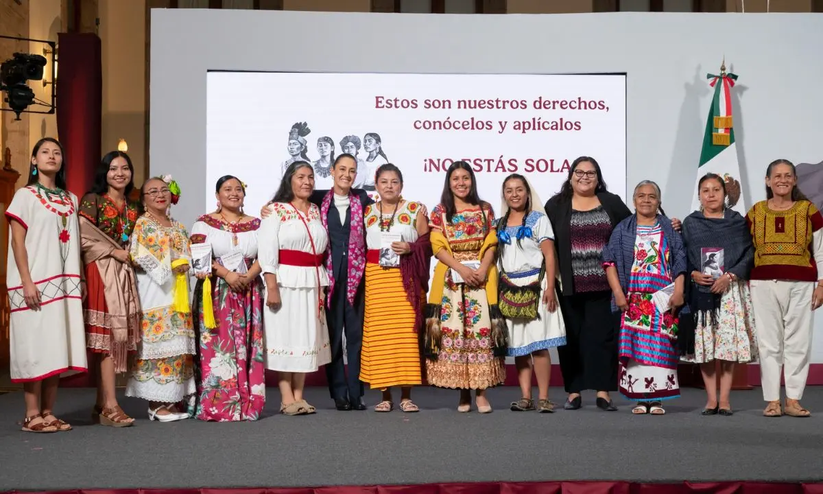 Presidenta Claudia Sheinbaum y mujeres de distintos pueblos originarios durante la conferencia La mañanera del pueblo. Foto: Presidencia de la República