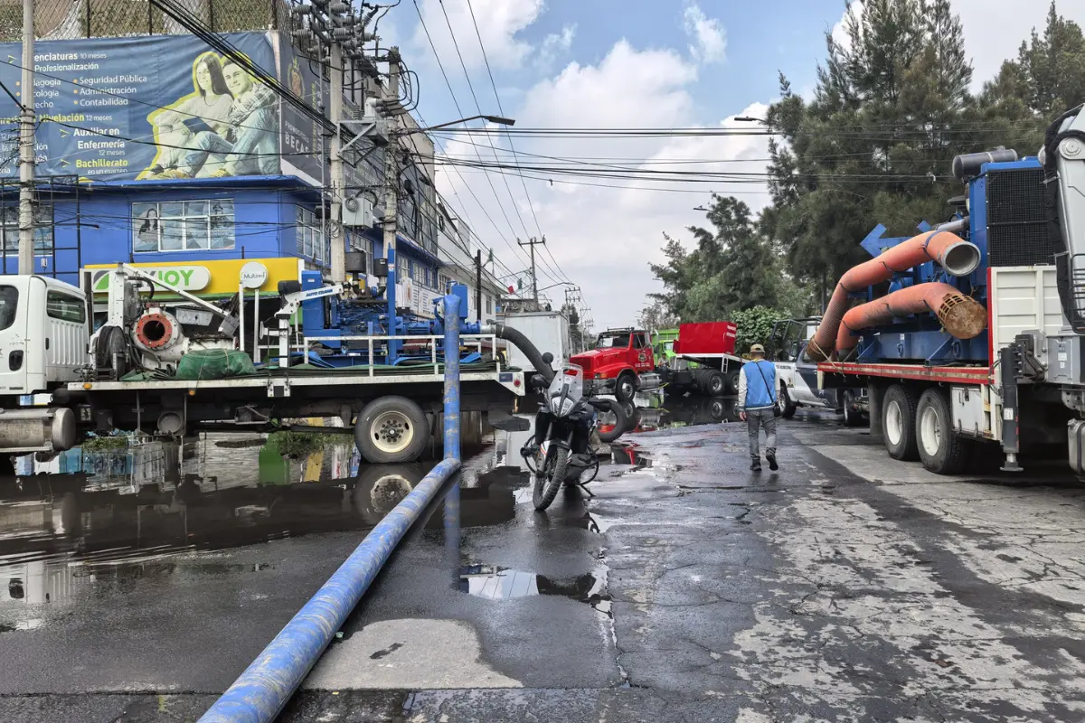 Limpieza y desazolve en calles afectadas por las lluvias en Nezahualcóyotl. Foto: X (@PulserarteMx)