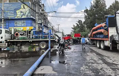 Personal municipal, estatal y federal inician limpieza de casas y calles inundadas en Nezahualcóyotl
