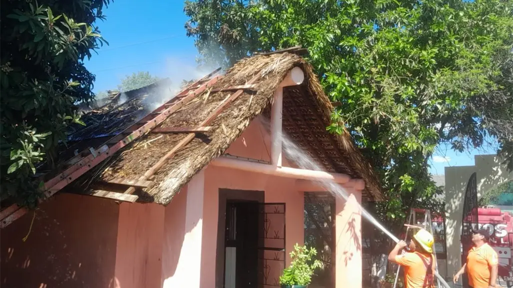 Incendio consume techo de palma en quinta de Juárez