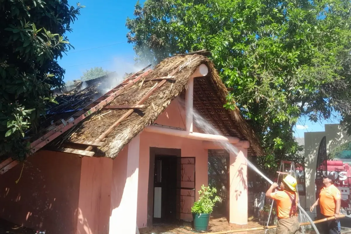 Un incendio en una casa habitación movilizó a cuerpos de auxilio. Foto: PCNL