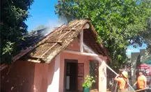 Incendio consume techo de palma en quinta de Juárez