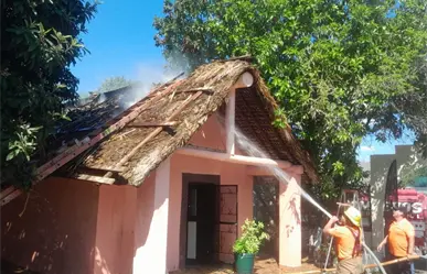 Incendio consume techo de palma en quinta de Juárez