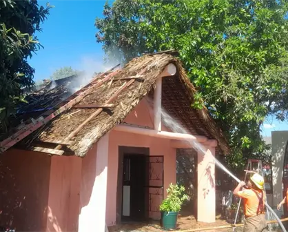 Incendio consume techo de palma en quinta de Juárez