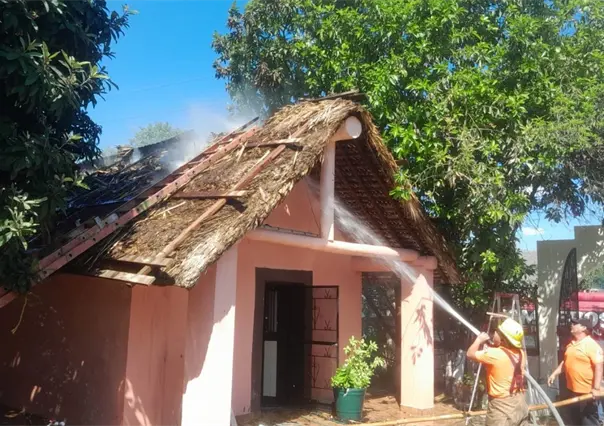 Incendio consume techo de palma en quinta de Juárez