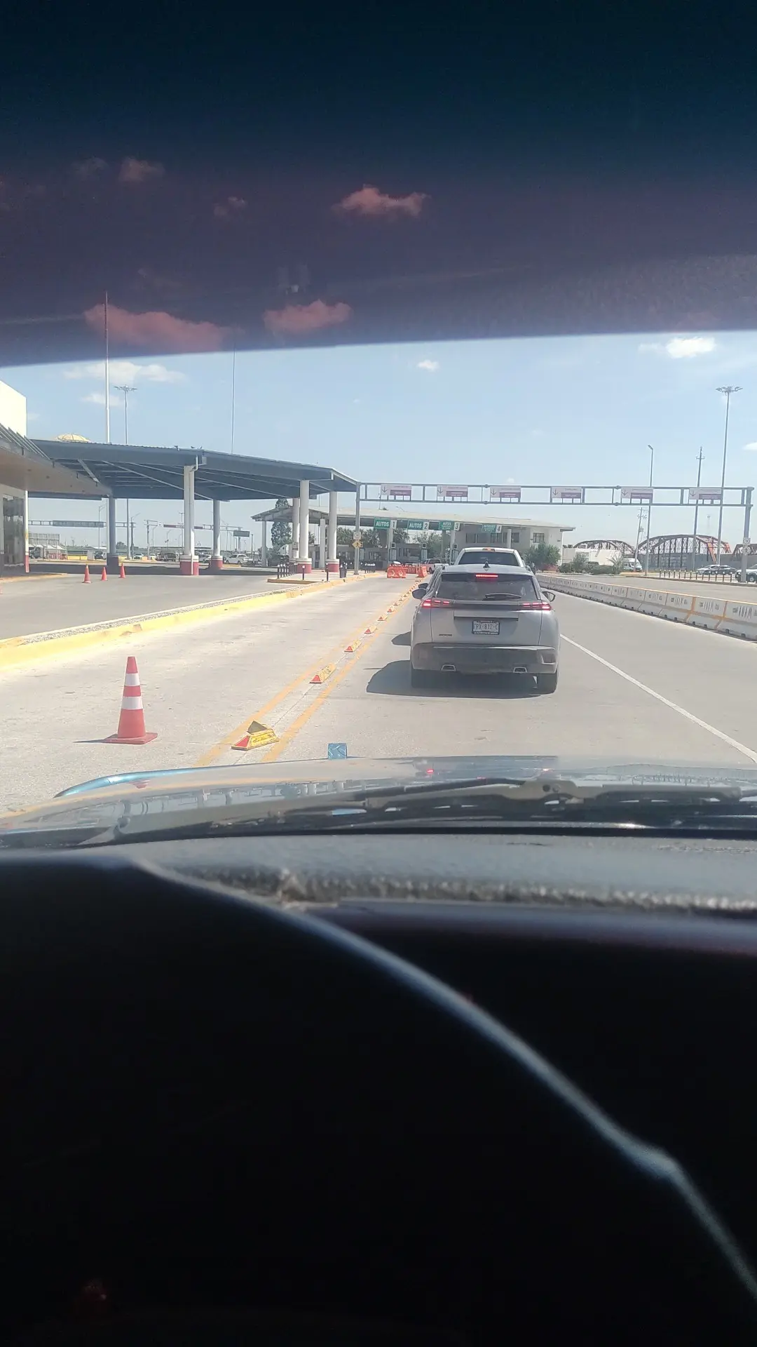 Filas en Piedras Negras para atravesar los puentes internacionales rumbo a Eagle Pass / Foto: Iván Morin