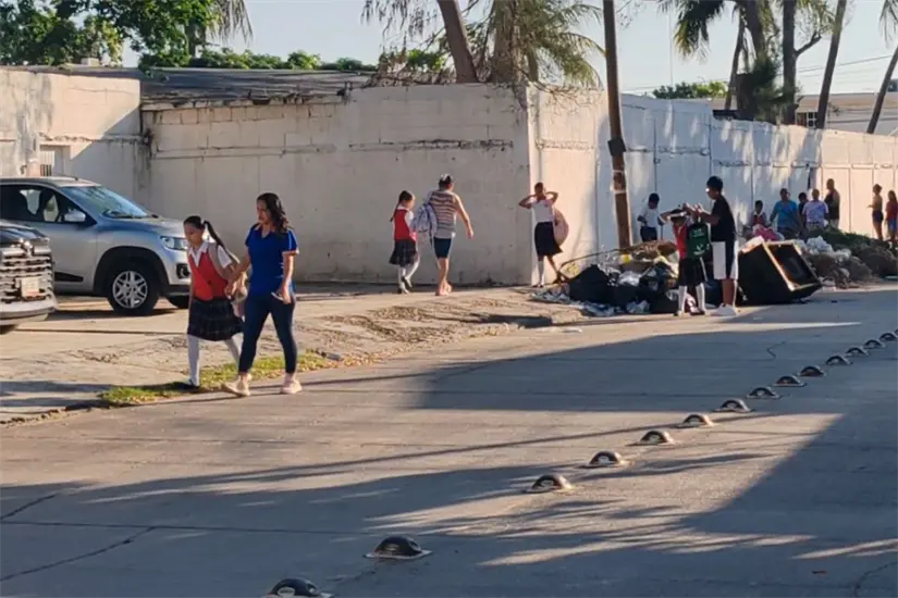 De acuerdo a la denuncia de la madre, su hijo fue víctima de tocamientos en los baños de la escuela, por parte de un estudiante mayor. Foto: Axel Hassel