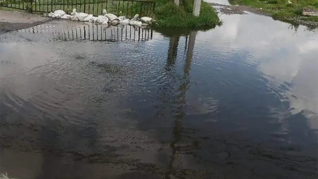 Puente del Río Viejo en Lerma bajo el agua, preocupa a vecinos del Edomex por riesgo de inundación