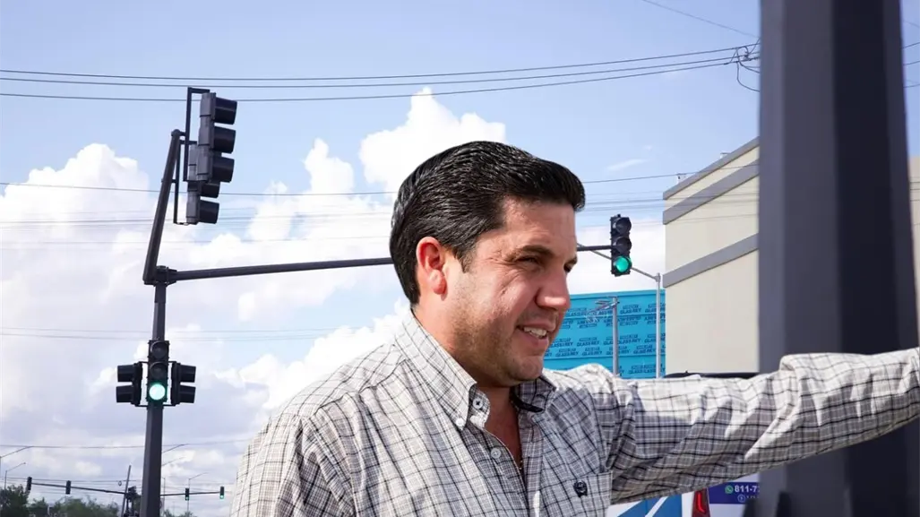 Raúl Cantú refuerza la seguridad vial con nuevos semáforos en Salinas Victoria