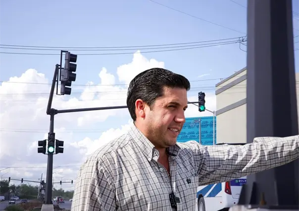 Raúl Cantú refuerza la seguridad vial con nuevos semáforos en Salinas Victoria