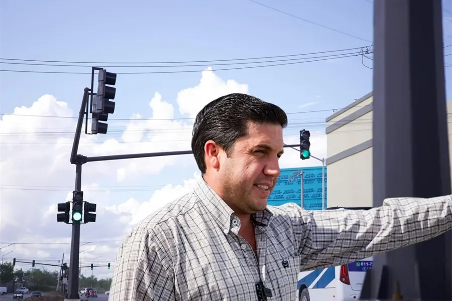 Raúl Cantú refuerza la seguridad vial con nuevos semáforos en Salinas Victoria
