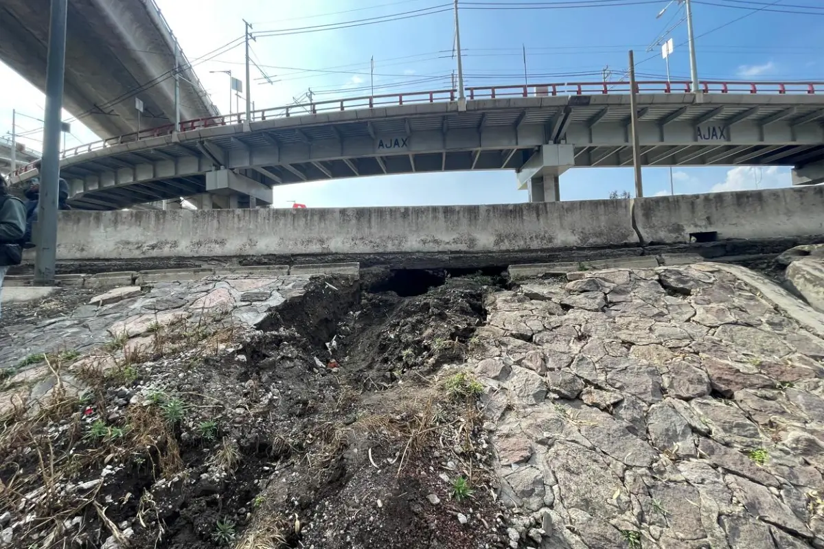 Socavón en el Puente de la Concordia en Iztapalapa. Foto: Luis Antonio Alfaro